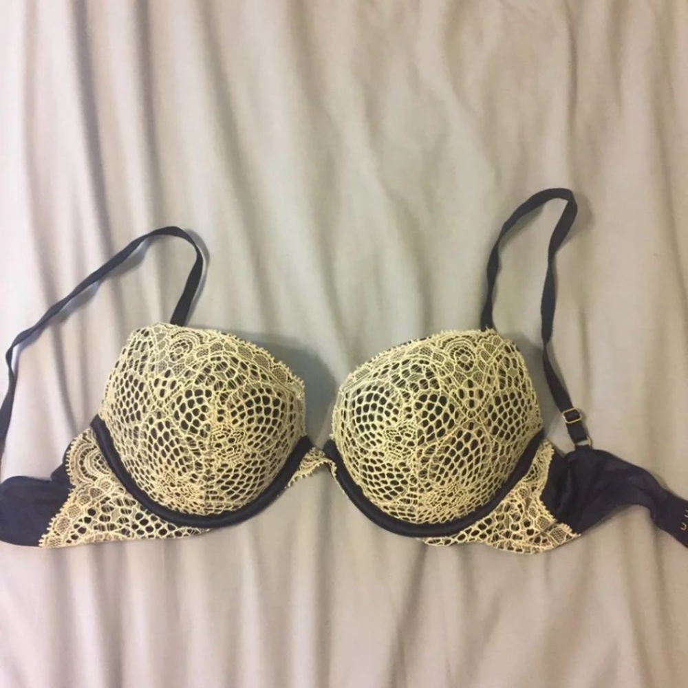 ❌SOLD❌ Navy/White Lace Victoria’s Secret Bra